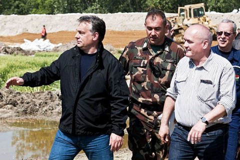 orban-viktor-es-hende-csaba-a-gaton(960x640)(1).jpg (orbán viktor, hende csaba, árvíz, )