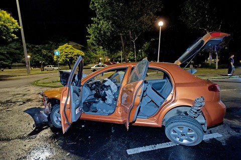 összetört autó (összetört autó, égő autó)