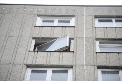 panelház ablaka, kizuhant egy kisfiú (kondorosi úti panelház)