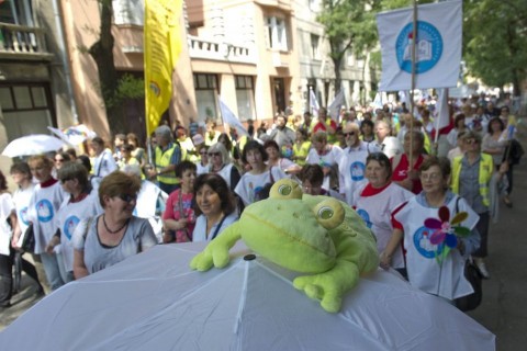 pedagogusok-tuntetese(210x140)(1).jpg (pedagógus szakszervezeti tüntetés)