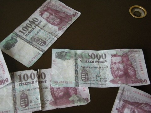 pénzhamisítás (pénzhamisítás)