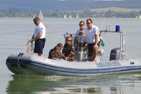 rendőrök a balatonon (rendőrség, balaton, )