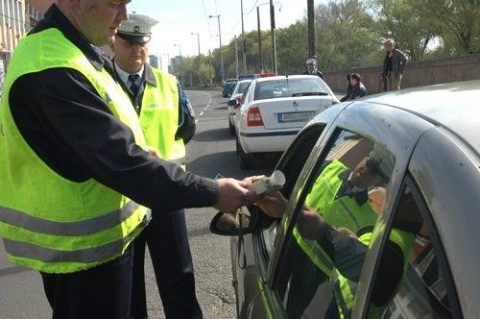 szondáztat (szondáztatás, )