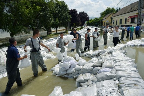 tuzoltok (árvíz 2013, )
