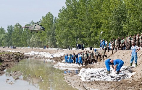 védekezés győrújfalunál (árvíz 2013, győrújfalu, )