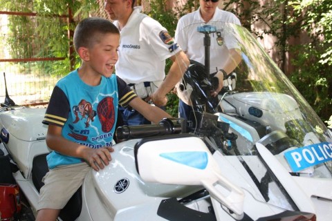 Gyerek rendőrmotoron (Gyerek rendőrmotoron)