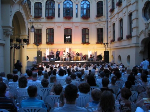 Koncert a szegedi Városháza udvarán (Koncert a szegedi Városháza udvarán)