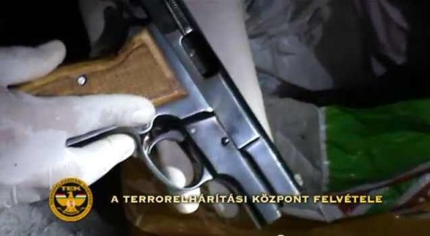 Lőfegyvereket foglalt le a TEK (Lőfegyvereket foglalt le a TEK)