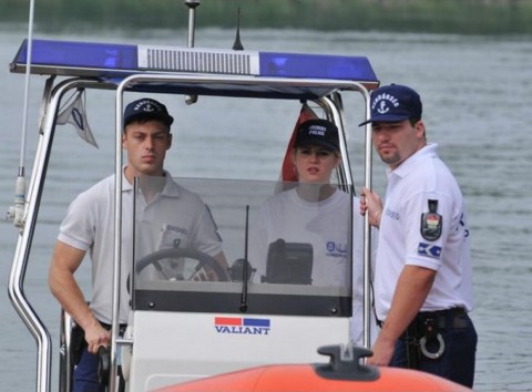 Tourist Police (vízirendőrök, )