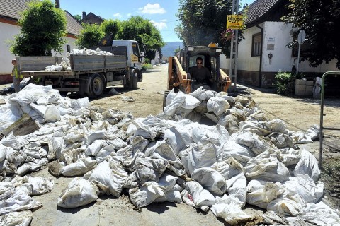 arviz-homokzsak(960x640)(1).jpg (árvíz, homokzsák)