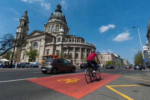 buszsáv és bicikli út (buszsáv, biciklis, bicikli út, )