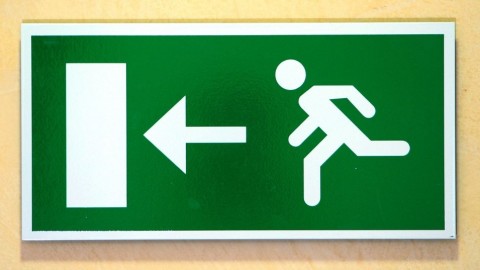 kijárat (elbocsátás, távozás, )