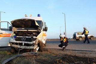 mentoauto-baleset(210x140)(1).jpg (mentőautó, baleset, helyszínelés, )