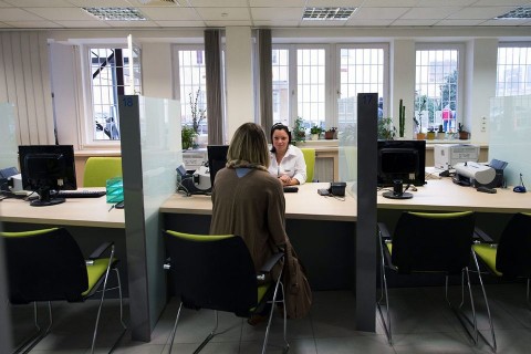 okmányiroda (okmányiroda, ügyfélszolgálat)