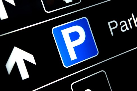 parkoló (parkolás, )