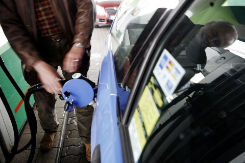 tankolás (tankolás, benzin, )