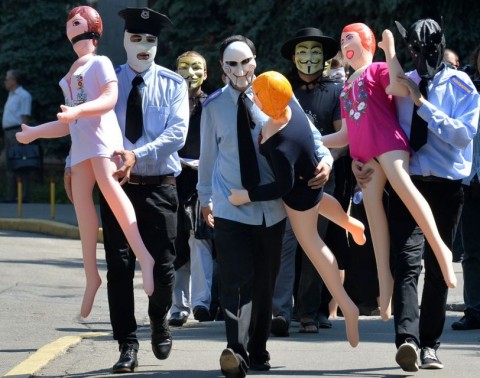 ukrán tüntetés guminőkkel (nemi erőszak, rendőr, tüntetés, )