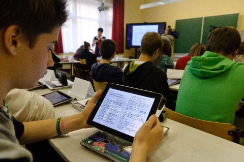Altalanos-iskola-ora-tablet(960x640)(1).jpg (iskola, diák, oktatás, számítógép, tablet, tanterem, tanóra, tanítás,)