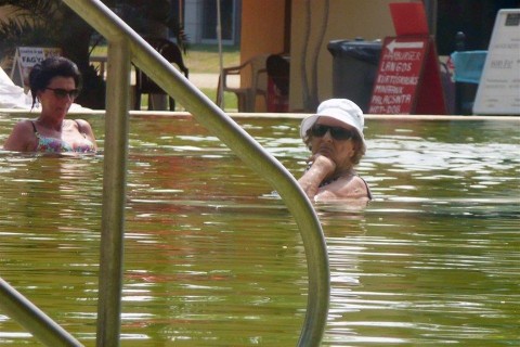 Strand-Hodmezovasarhely-strandolo(960x640).jpg (strand, strandoló, fürdőző, hódmezővásárhely, )