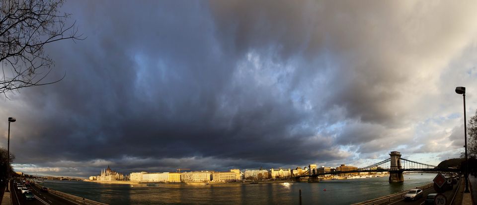 felhos-Budapest(210x140)(1).jpg (felhő, vihar Országház, Lánchíd, hidegont)