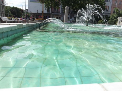 fürdés a szökőkútban (hőség, szökőkút, győr, fürdés, fertőzés)