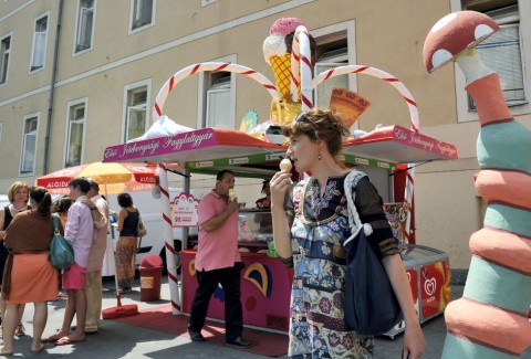 jótékonysági fagyizó (jótékonysági fagyizó, fagyi, )