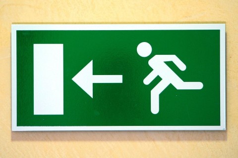 kijárat (elbocsátás, távozás, )