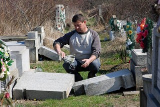 sírrongálás (temető, rongálás, sírkőrongálás, )