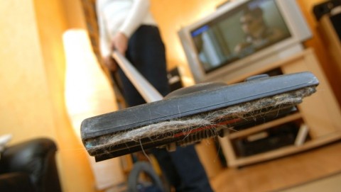 takarít (porszívózás, takarítás, )