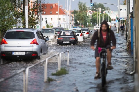 vihar, felhőszakadás nyíregyházán  (vihar, felhőszakadás, hömpölyög, )