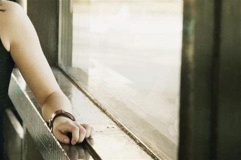 ablak(1)(960x640).jpg (gondolkodik, aggódik, mereng)