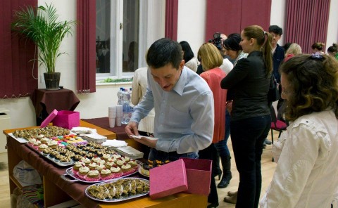 add át az ünnepet (sütemény, jótékonykodás)