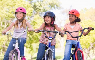 bicikliző gyerekek (bicikli, gyerekek, kerékpár, testmozgás, )