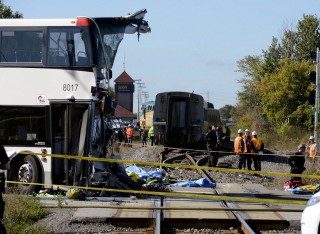busz és vonat ütközött Ottawában (buszbaleset, vonatbaleset, )
