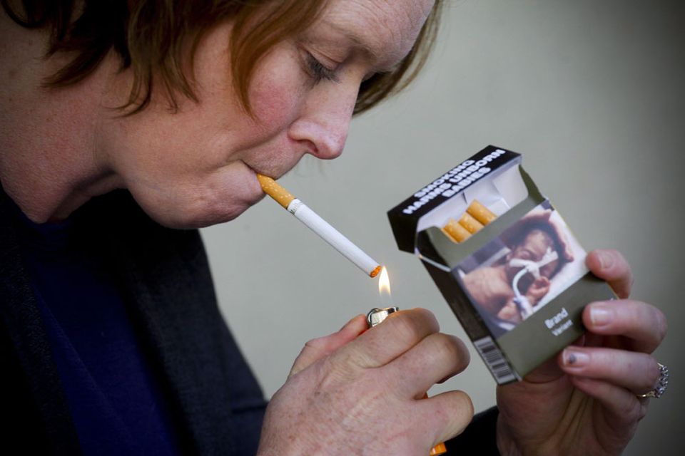 cigaretta (cigaretta, dohányzás, cigarettás doboz)