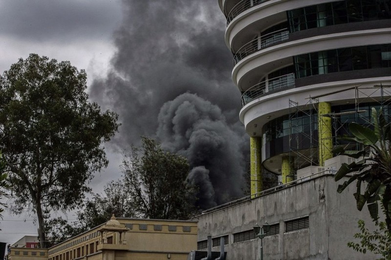 füst a nairobi pláza felett (nairobi, keny, terrortámadás, )