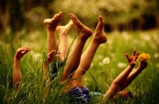 gyerekek a fűben (gyerekek, természet, )