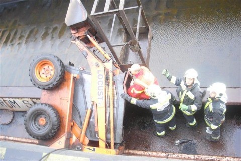 rakodogep(960x640).jpg (uszályba zuhant)