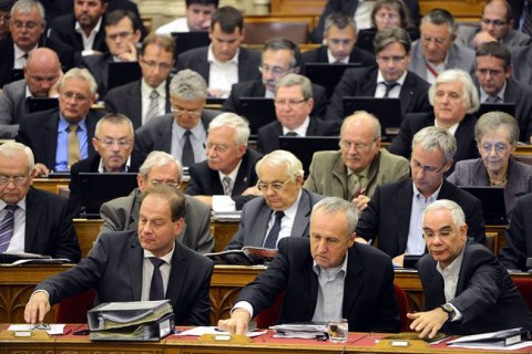 szavaznak a képviselők (szavazás, )