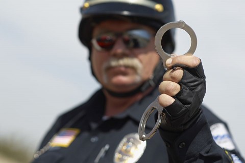Amerikai rendőr bilinccsel (bilincs, amerikai rendőr, rendőr, )