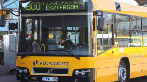 Késnek a volánbuszok a 10-es főúton (10-es főút, dugó, volánbusz, )