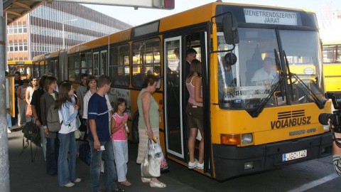 Késnek a volánbuszok a 10-es főúton (10-es főút, dugó, volánbusz, )