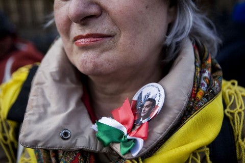 Kormánypárti (kormánypárti)