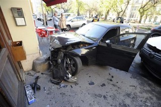 auto-falnak(960x640).jpg (falnak ütközött, baleset, )