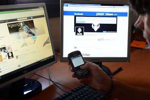 facebook-szamitogep-telefon-(960x640)(1).jpg (facebook, mobiltelefon, )