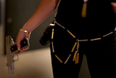 fegyveröv (nő, fegyver, öv)