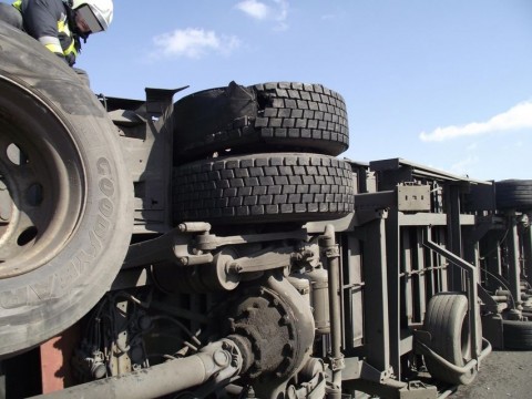 felborult kamion (kamion, teherautó, baleset, )