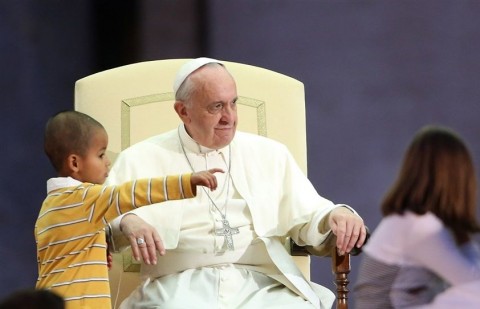 ferenc pápa kisfiúval szónokol (ferenc pápa, vatikán, )