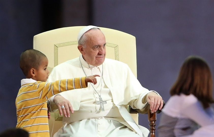 ferenc pápa kisfiúval szónokol (ferenc pápa, vatikán, )