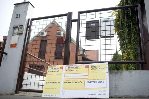 fidelitas csekk bajnainak és az szdsz-nek (fidelitas, bajnai gordon, szdsz)